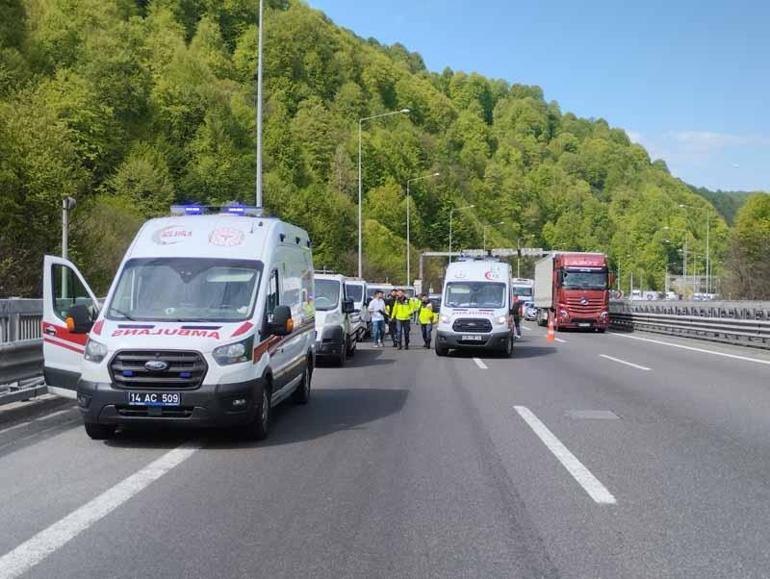 Otoyolda otomobil çekiciye çarptı: 3 yaralı
