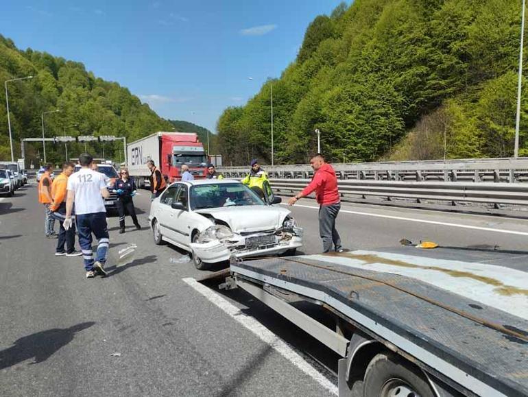 Otoyolda otomobil çekiciye çarptı: 3 yaralı