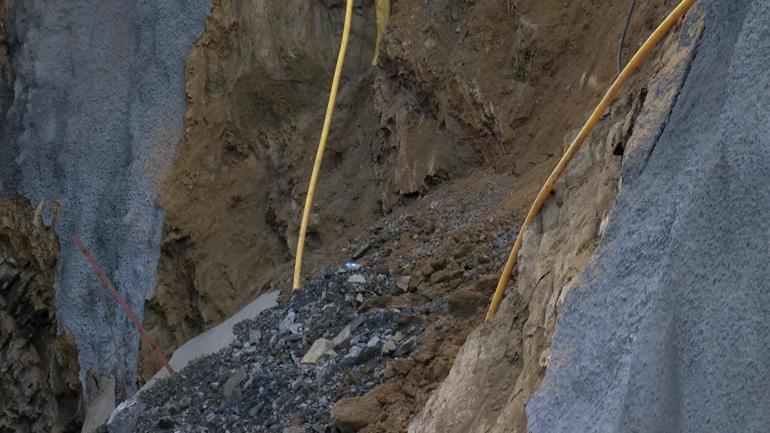 Gaziosmanpaşada inşaat kazısı sırasında yol çöktü