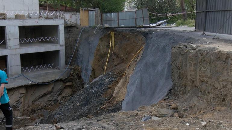 Gaziosmanpaşada inşaat kazısı sırasında yol çöktü