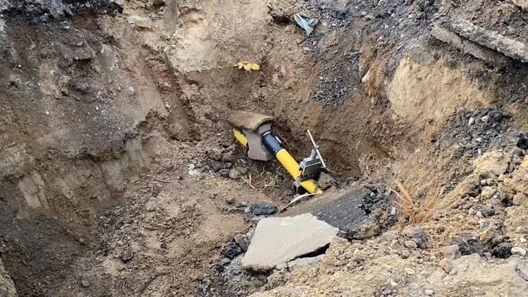 Gaziosmanpaşada inşaat kazısı sırasında yol çöktü