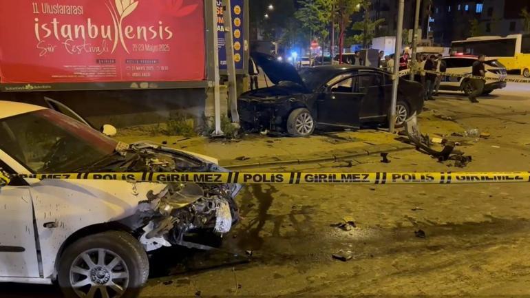 Sultanbeylide iki otomobil çarpıştı: 1i ağır 3 yaralı