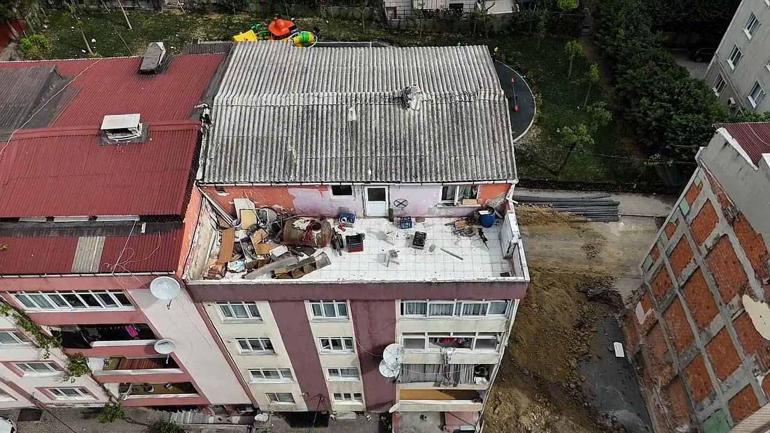 Bağcılar’da toprak kayması nedeniyle tahliye edilen bina havadan görüntülendi
