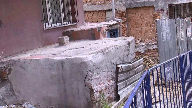 Bağcılar’da toprak kayması nedeniyle tahliye edilen bina havadan görüntülendi