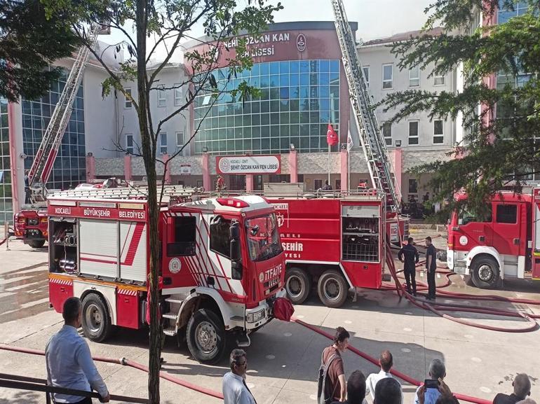 Kocaeli’de, tadilat sırasında okulun çatısında çıkan yangın söndürüldü