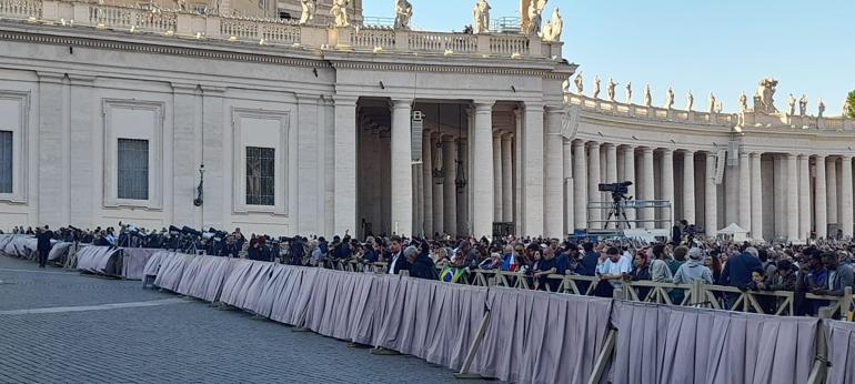 Papalık seçimi süreci başladı
