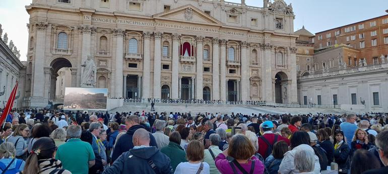 Papalık seçimi süreci başladı