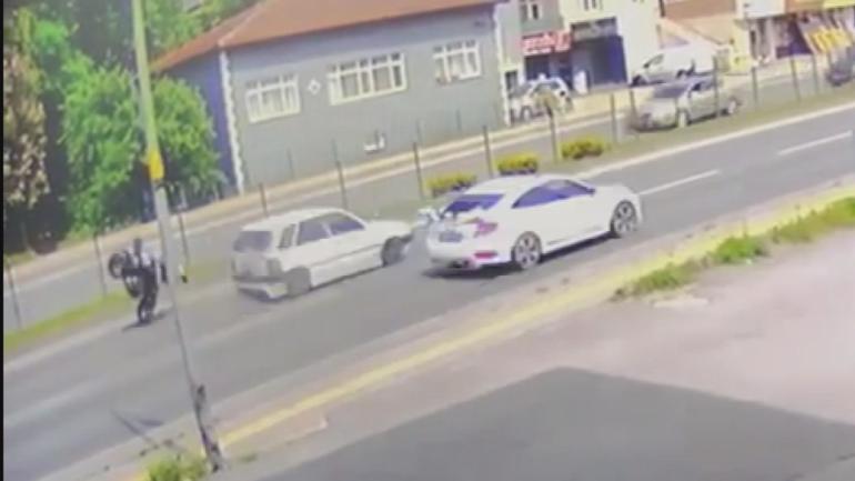 Motosiklet tellere çarpıp takla attı; kaza anı kamerada