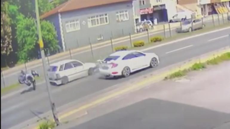 Motosiklet tellere çarpıp takla attı; kaza anı kamerada