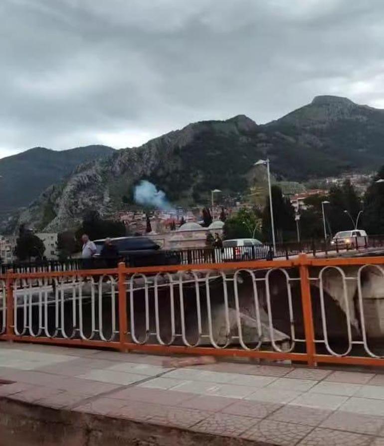 Cep telefonuyla canlı yayında oyun oynarken yıldırım düştü; o anlar kameraya yansıdı