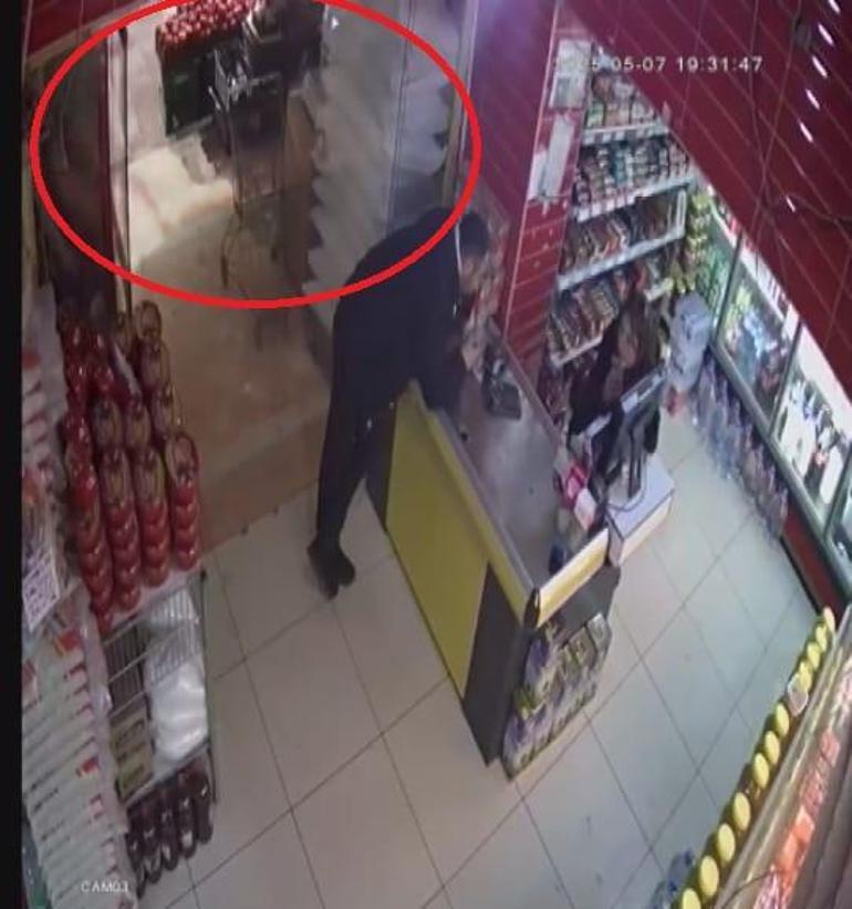 Cep telefonuyla canlı yayında oyun oynarken yıldırım düştü; o anlar kameraya yansıdı