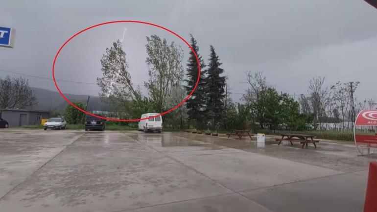 Cep telefonuyla canlı yayında oyun oynarken yıldırım düştü; o anlar kameraya yansıdı