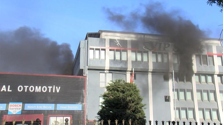 Bağcılarda sporcu forması üreten fabrikada çıkan yangın söndürüldü