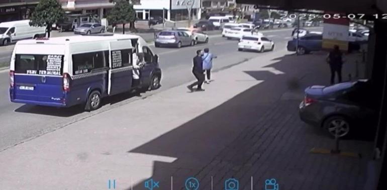 Yayaya yol vermek için duran otomobile arkadan gelen araçlar çarptı