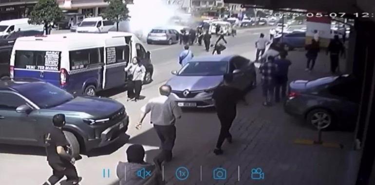 Yayaya yol vermek için duran otomobile arkadan gelen araçlar çarptı