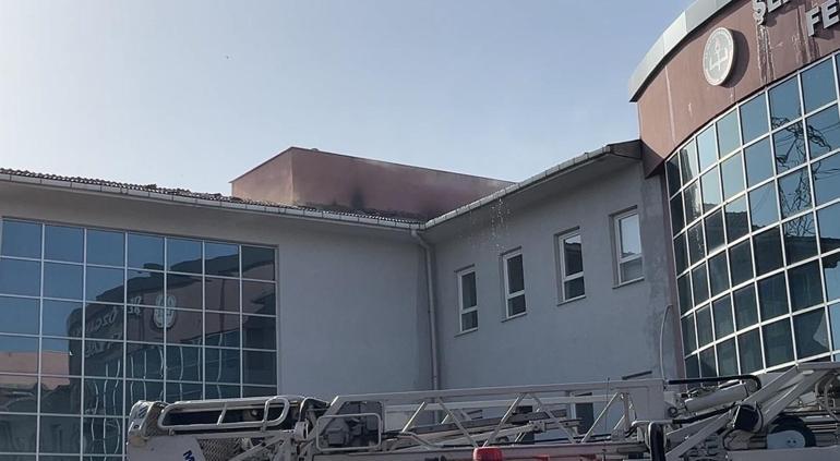 Çatısı yanan okulda eğitime 2 gün ara verildi