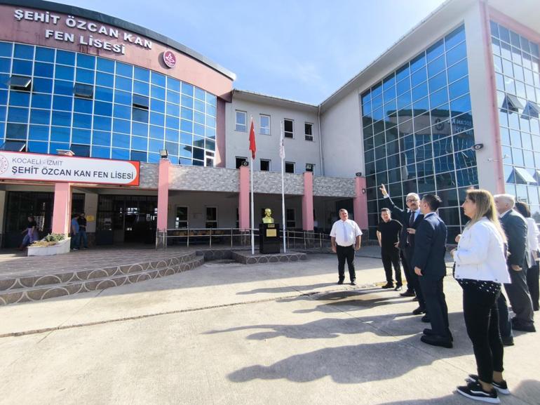 Çatısı yanan okulda eğitime 2 gün ara verildi