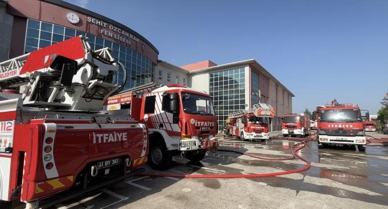 Çatısı yanan okulda eğitime 2 gün ara verildi