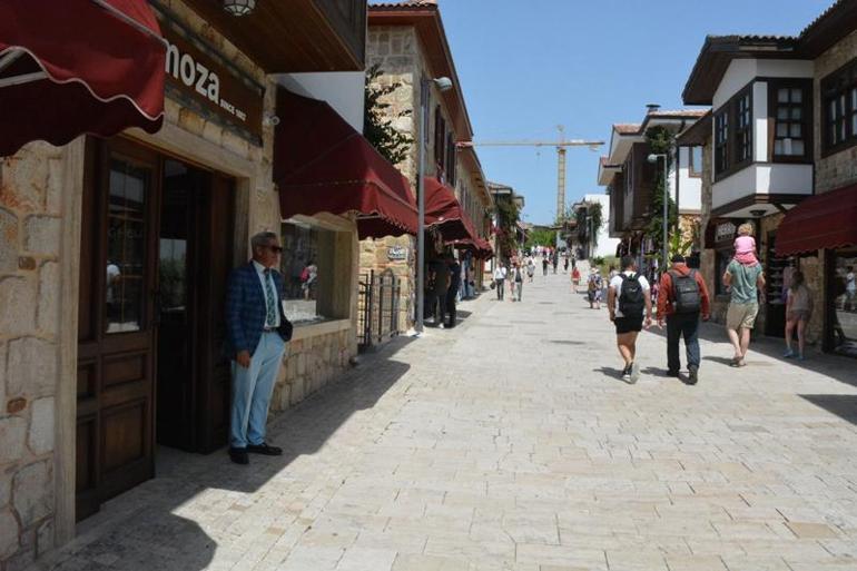 Hiç eğitim almadı, dinleyip sorular sorarak 11 dil öğrendi