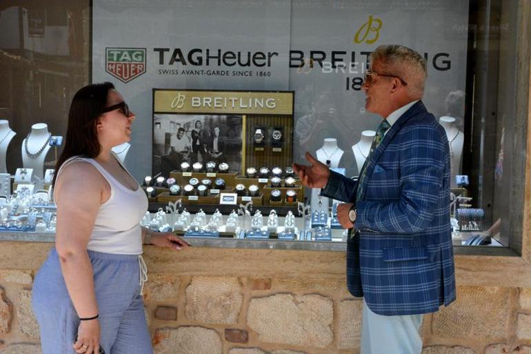 Hiç eğitim almadı, dinleyip sorular sorarak 11 dil öğrendi