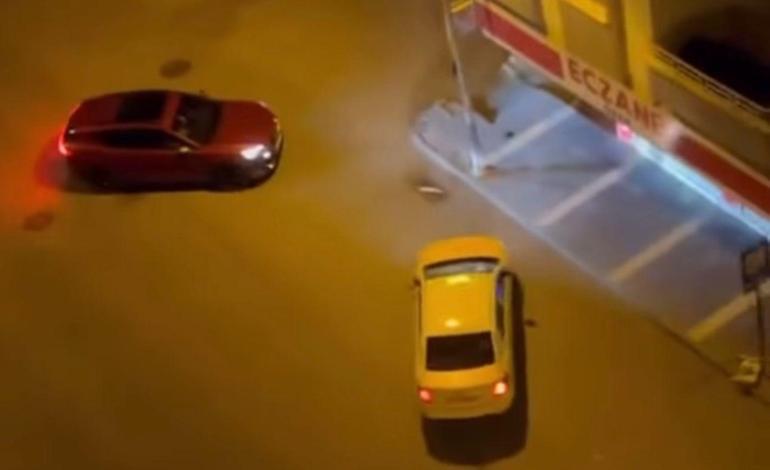 Çöpleri yola döküp geçen araçlara saldırdı