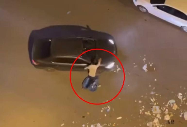 Çöpleri yola döküp geçen araçlara saldırdı