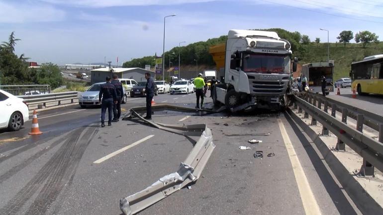 Maltepede şoförünün kediye çarpmamak için manevra yaptığı hafriyat kamyon bariyere çarptı