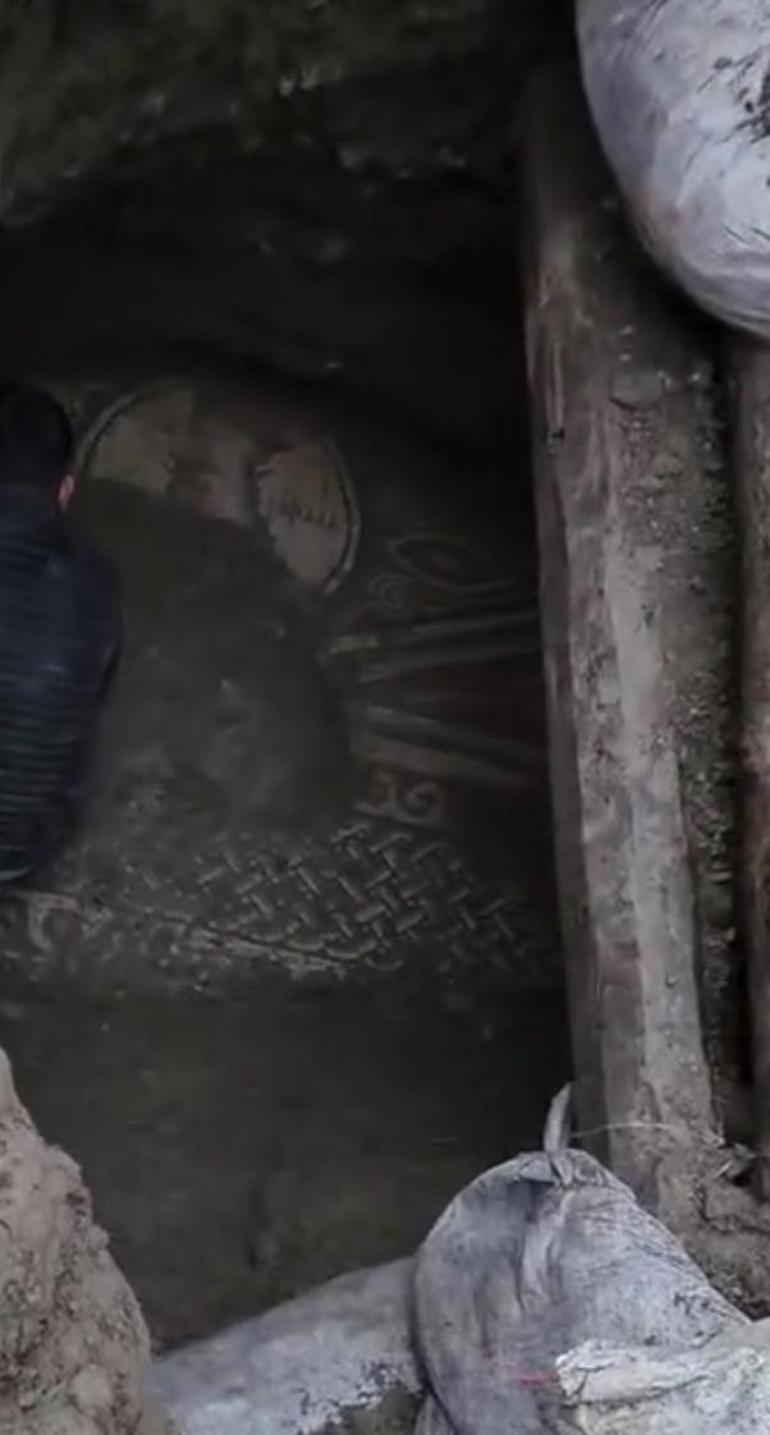 Mozaik buldukları izinsiz kazıyı sosyal medya hesabından paylaşmış