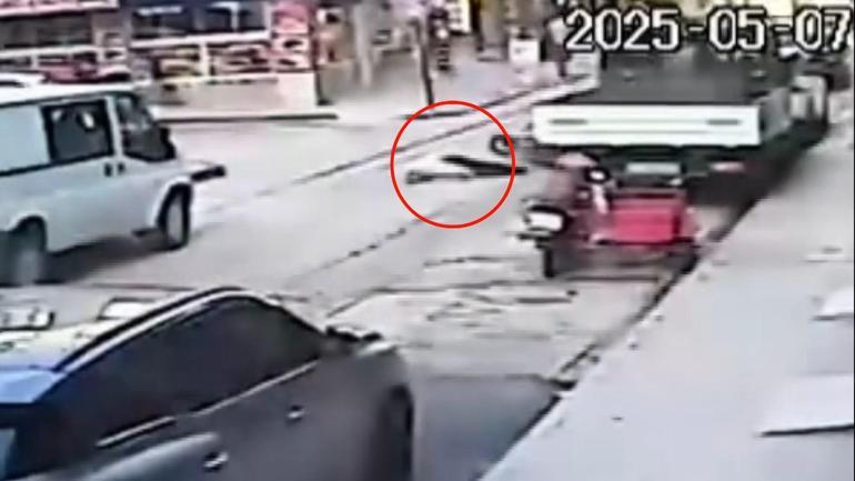 Motosikletin çarptığı yaya dengesini kaybedip yola düşmüş