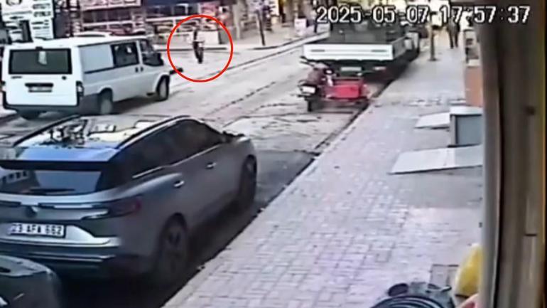 Motosikletin çarptığı yaya dengesini kaybedip yola düşmüş