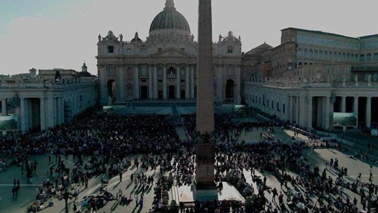 Beyaz duman yükseldi: Yeni papa seçildi