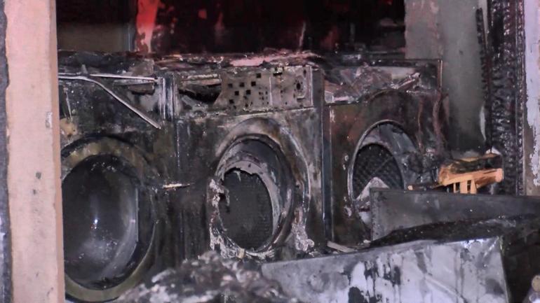 Küçükçekmecede beyaz eşya deposu alev alev yandı; mahalleli panik yaşadı