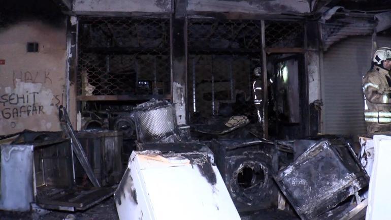 Küçükçekmecede beyaz eşya deposu alev alev yandı; mahalleli panik yaşadı