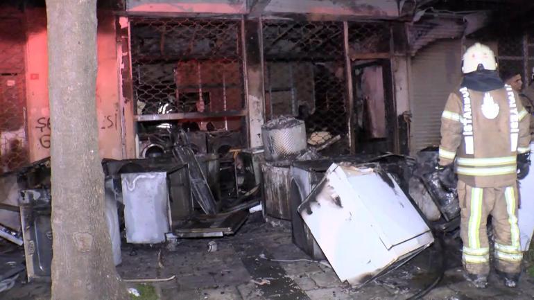 Küçükçekmecede beyaz eşya deposu alev alev yandı; mahalleli panik yaşadı