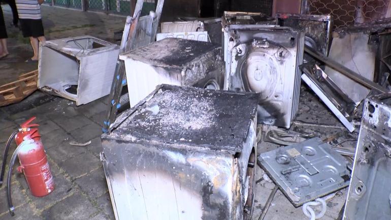 Küçükçekmecede beyaz eşya deposu alev alev yandı; mahalleli panik yaşadı
