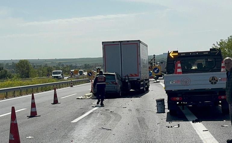 TEMde cip, kamyona çarptı; 3 yaralı