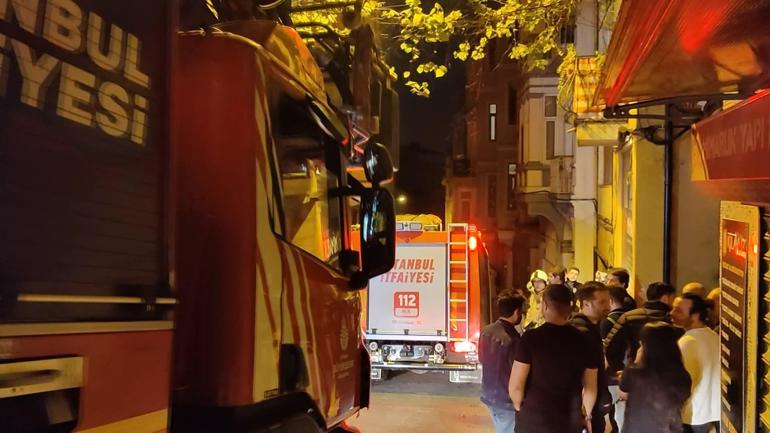 Beyoğlunda evini yakmaya çalıştı; müdahale edenleri bıçakla tehdit etti