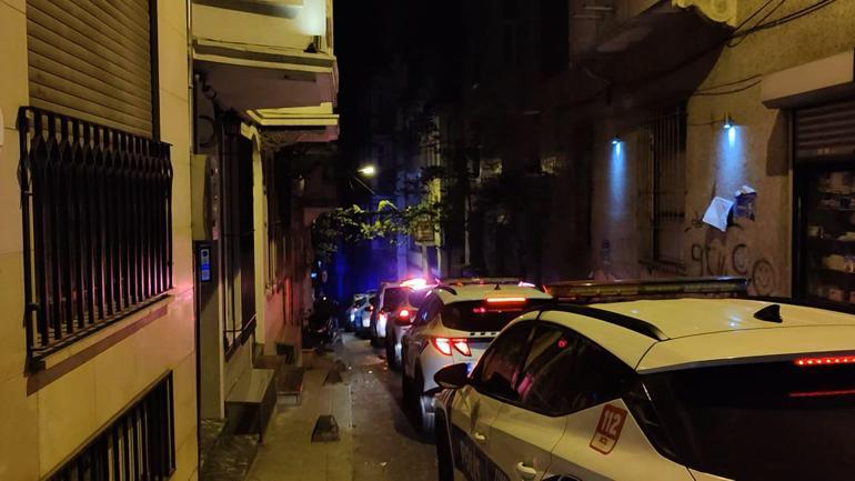 Beyoğlunda evini yakmaya çalıştı; müdahale edenleri bıçakla tehdit etti