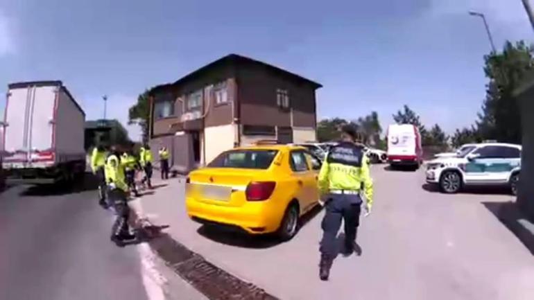 Takside 4 kaçak göçmen yakalandı, sürücü gözaltına alındı