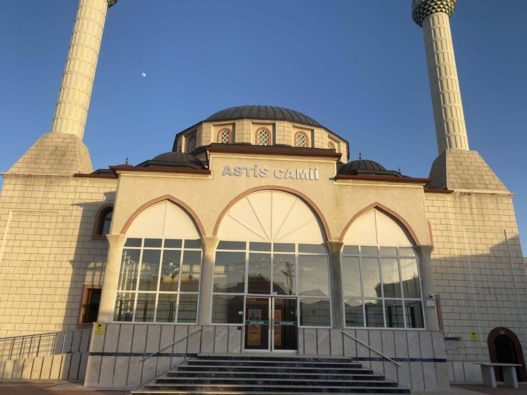 Namaz kıldırdıktan sonra kalp krizi geçiren müezzin defnedildi