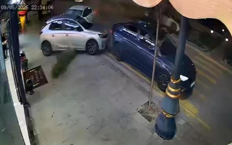 Nevşehirde çarpışan 2 otomobilden 1i su kanalına düştü; o anlar kamerada