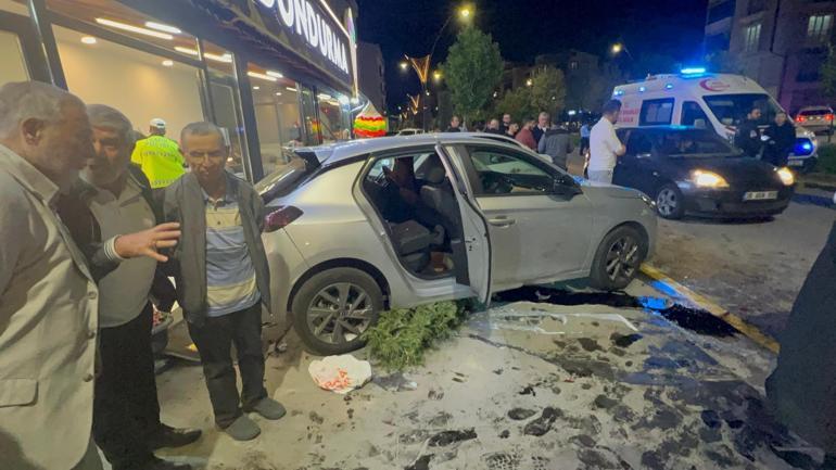 Nevşehirde çarpışan 2 otomobilden 1i su kanalına düştü; o anlar kamerada