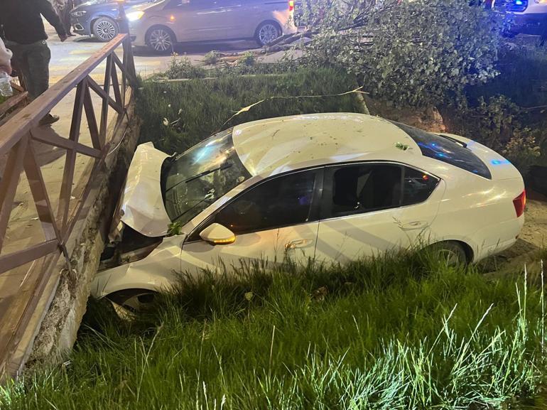 Nevşehirde çarpışan 2 otomobilden 1i su kanalına düştü; o anlar kamerada