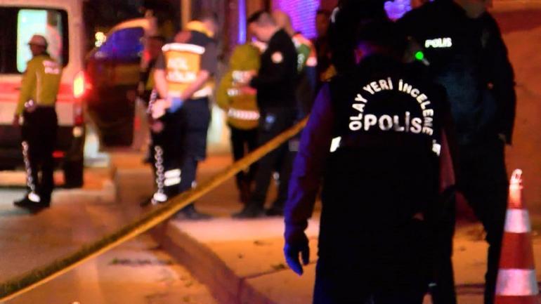 Kartalda otomobil kaldırıma çarpıp devrildi: 1 ölü