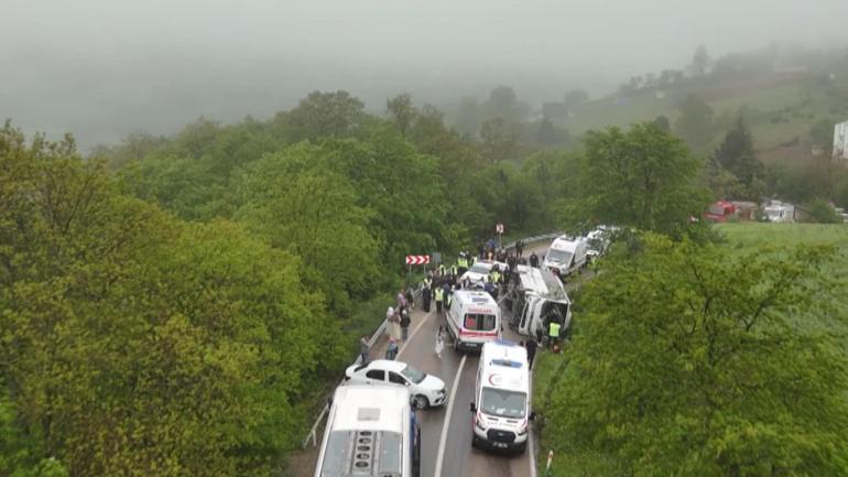 Sinopta üniversite öğrencilerini taşıyan otobüs devrildi; 18 yaralı