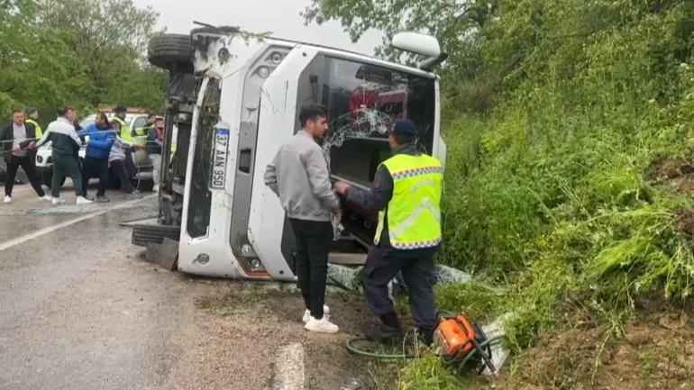 Sinopta üniversite öğrencilerini taşıyan otobüs devrildi; 18 yaralı