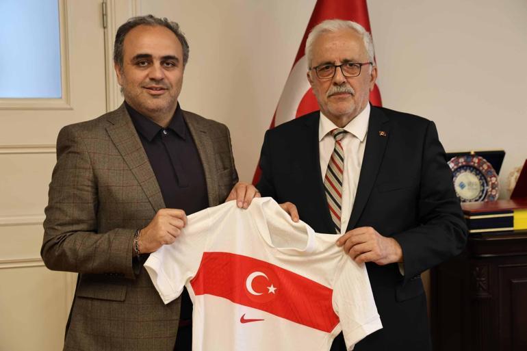 Ural Aküzüm: Türkiyede kadın futbolunu tabana yaymak gerekiyor