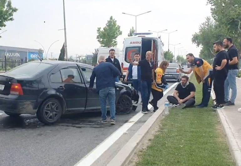 Kaldırım ile yön tabelasına çarpan otomobilin sürücüsü yaralandı
