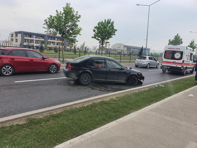 Kaldırım ile yön tabelasına çarpan otomobilin sürücüsü yaralandı