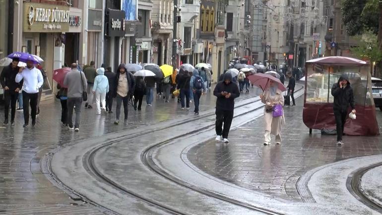 Taksim Meydanı’nda rüzgar ve yağmur zor anlar yaşattı